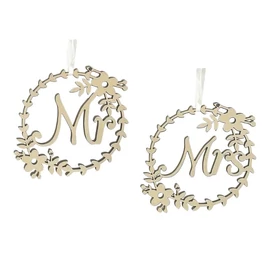 Ruszitkus Fa "Mr" És "Mrs" Esküvői Széktábla – Virágkoszorúval díszítve TM4914334